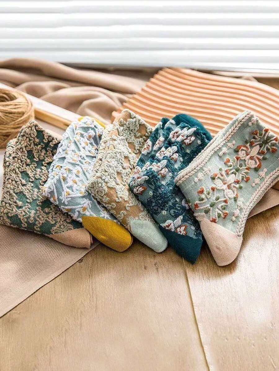 5 Pairs Of 3D Floral Socks For Women; Korean INS Style, Retro Palace Style, Mid-Calf Women's Socks, Fashionable Mid-Cal Socks For Women.